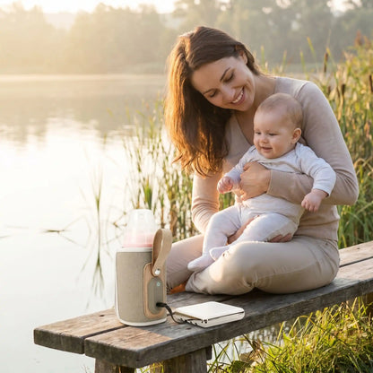 chauffe biberon lait maternel nomade usb serein sur le banc à coté de maman et bebe