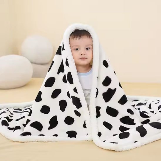 couverture bébé mélodie sur bébé au salon