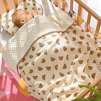 couverture bébé sereine sur bébé au berceau