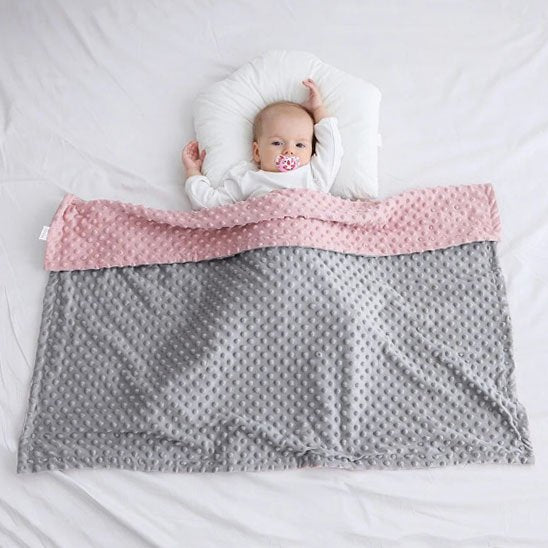 couverture cosy hiver ouaté sur bébé au lit