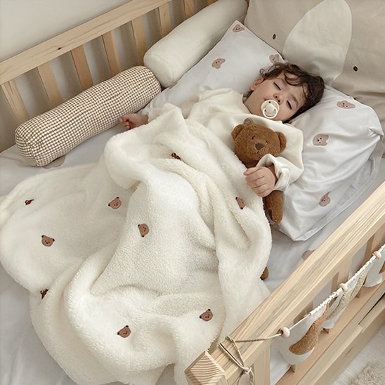 couverture poussette hiver babysoft sur le bébé endormi