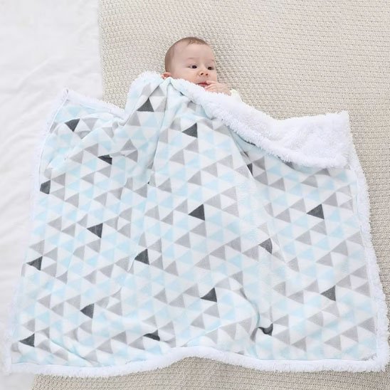 couverture poussette hiver couvre bébé sur le lit