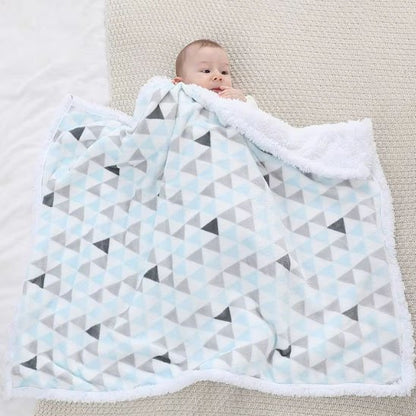 couverture poussette hiver couvre bébé sur le lit