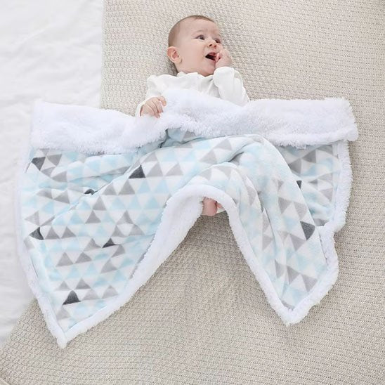 couverture poussette hiver tendre avec bébé sur le lit