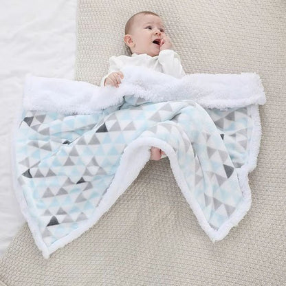 couverture poussette hiver tendre avec bébé sur le lit