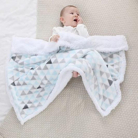 couverture poussette hiver tendre avec bébé sur le lit
