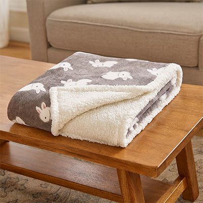 couverture poussette moelleux sur la table