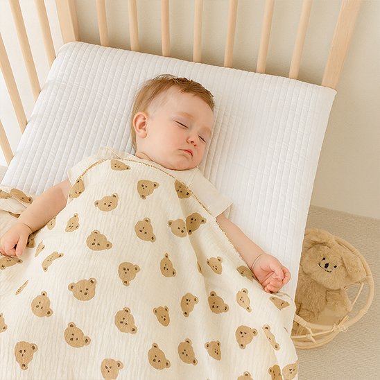 couverture poussette suave sur bébé endormi dans le berceau