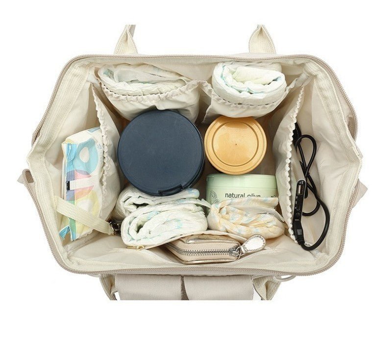 essentiels de bébé dans sac a dos a langer voyageur