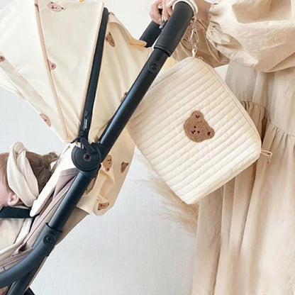 maman à coté de sac à langer bébé pratique accroché à la poussette