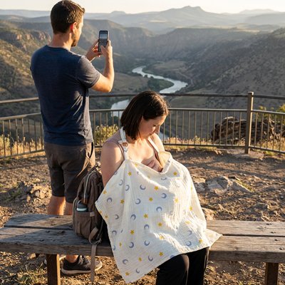 maman avec bébé dans cape d'allaitement été discret avec papa