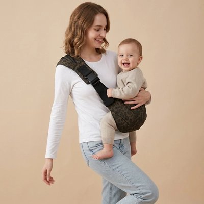 maman avec bébé dans foulard porte bebe ergo