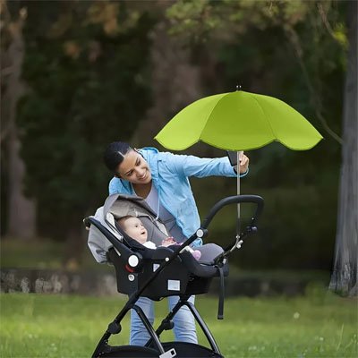 maman avec bébé dans la poussette avec ombrelle pour poussette​ universelle