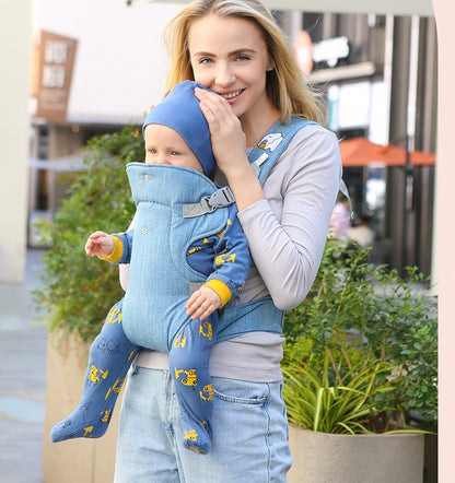 maman avec bébé dans porte bébé ergonomique airconfort en ville