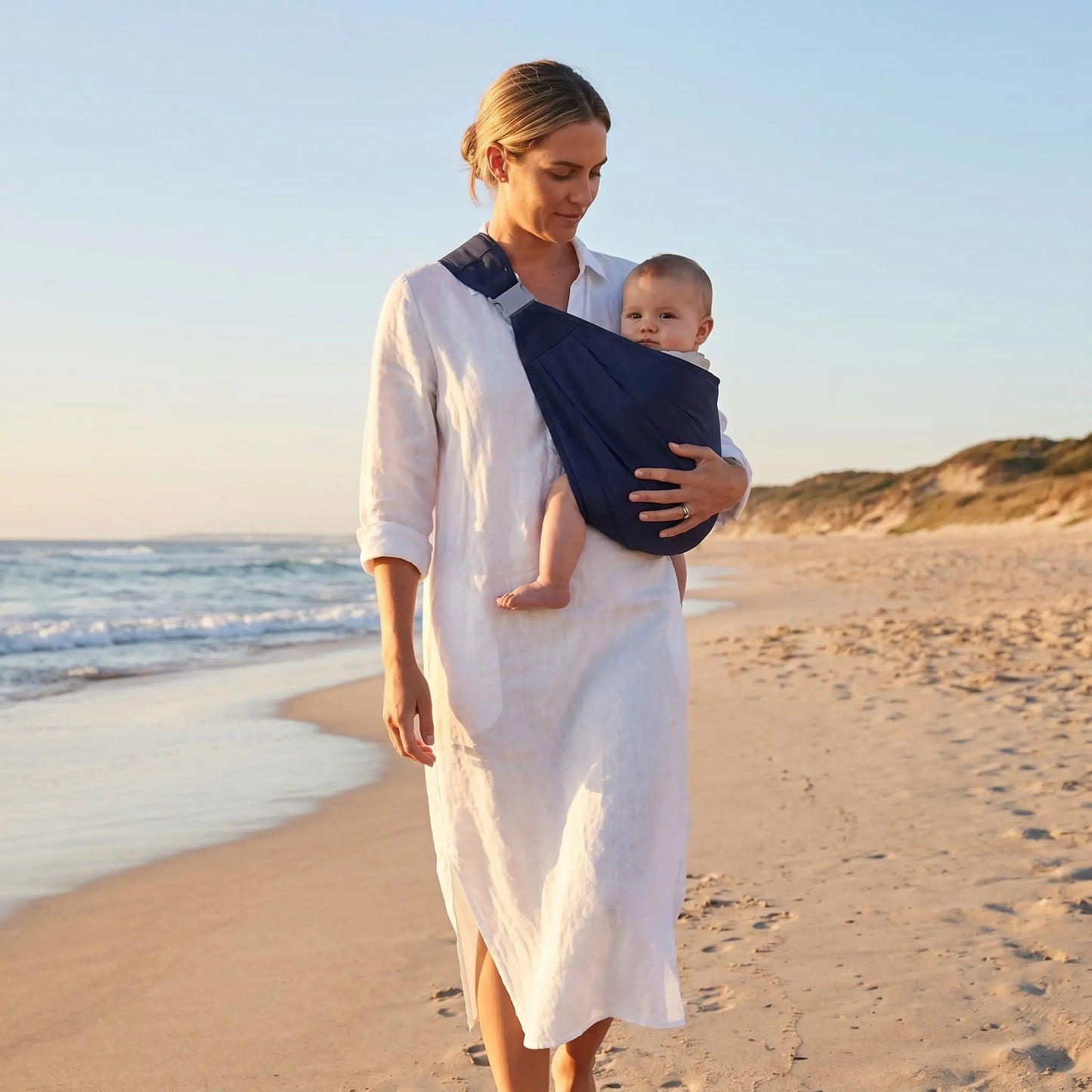 maman avec bébé dans porte bebe hanche airblack sur la plage