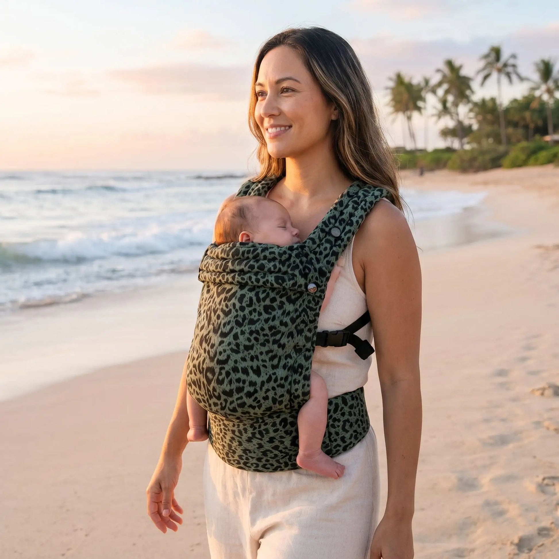 maman avec bébé dans porte bébé naissance babytiger sur la plage