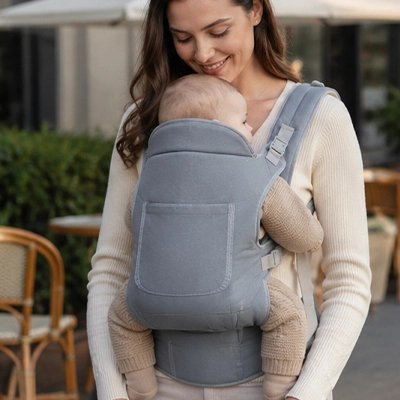 maman avec bébé dans porte bebe physio grâce en ville