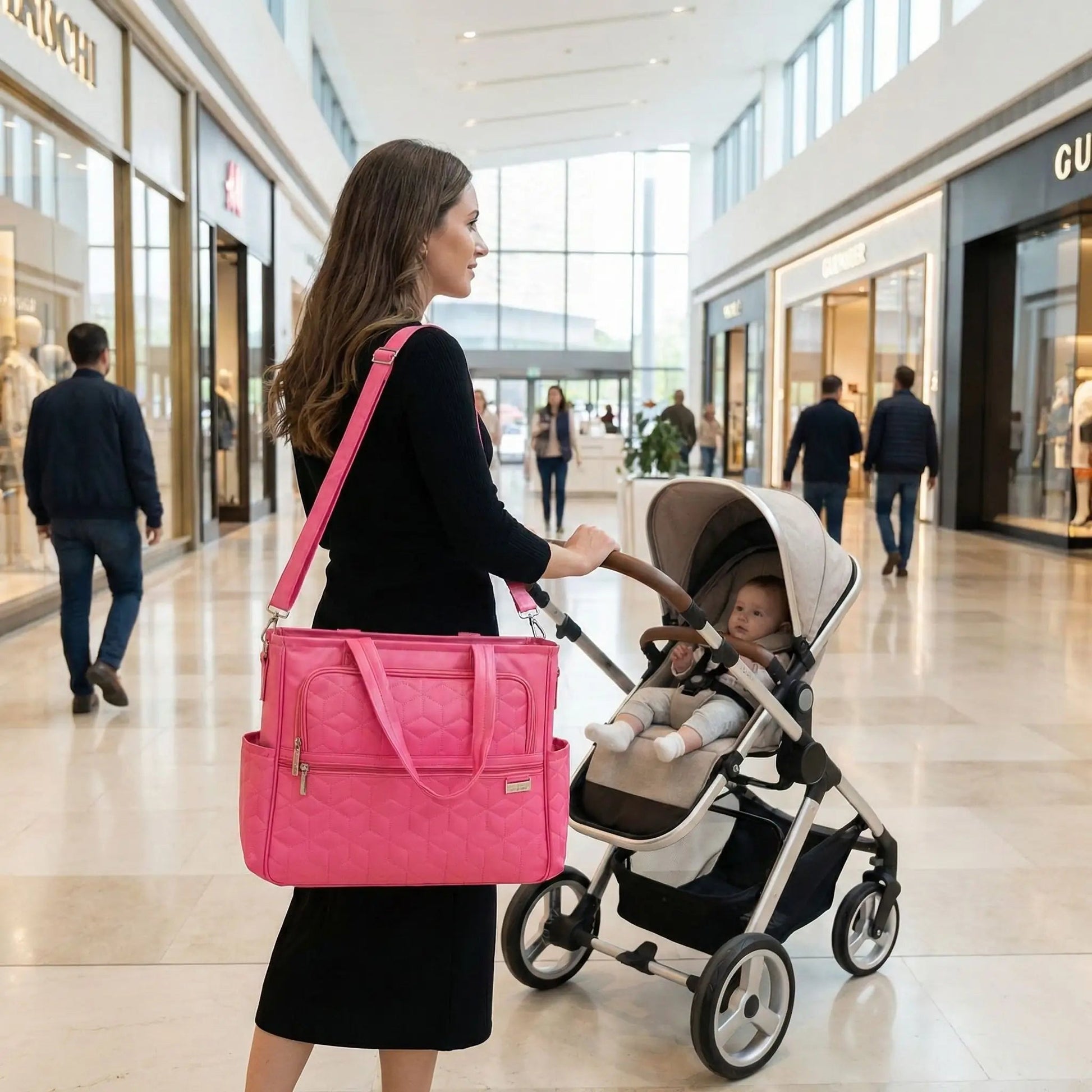 maman avec bébé porte sac à langer bébé élégance moderne sur l'épaule
