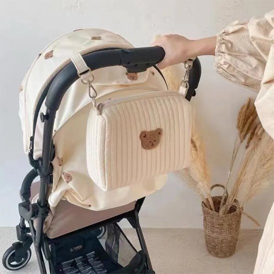 maman avec sac à langer bébé accroché à la poussette