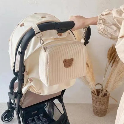 maman avec sac à langer bébé accroché à la poussette