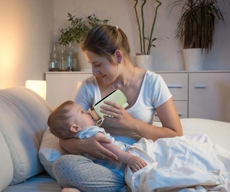 maman donne à bébé biberon dans chauffe biberon nomad easycarry
