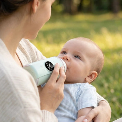 maman donne à bébé biberon dans chauffe biberon usb express
