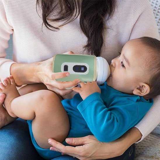 maman donne biberon dans chauffe biberon nomade ultra-rapide au bébé