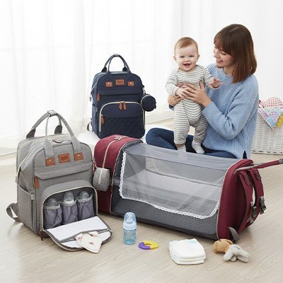 maman et bébé à coté de sac a dos a langer premium organisateur
