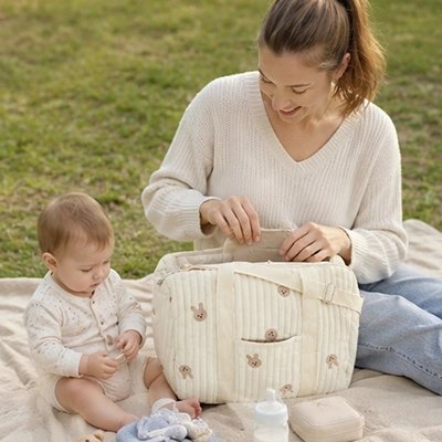 maman et bébé avec sac a langer chic génial au parc