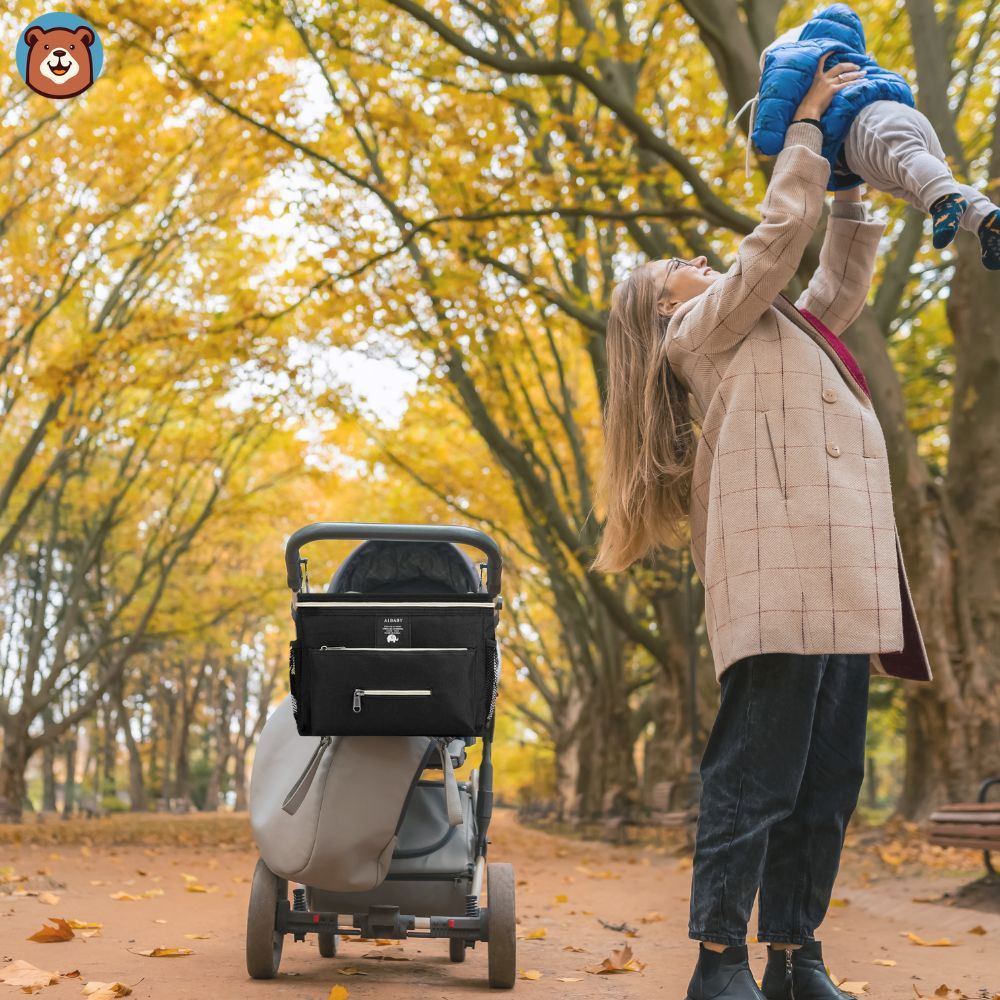 maman et bébé avec sac a langer grand  babytravel noir fixé à la poussette 