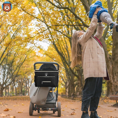 maman et bébé avec sac a langer grand  babytravel noir fixé à la poussette 