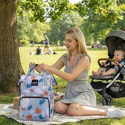 maman et bébé avec sac à langer imperméable stylé au parc