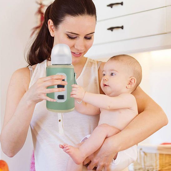 maman et bébé tiennent chauffe biberon nomade ultra-rapide