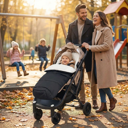 maman et papa avec bebe dans chanceliere bebe hiver polaire imperméable 