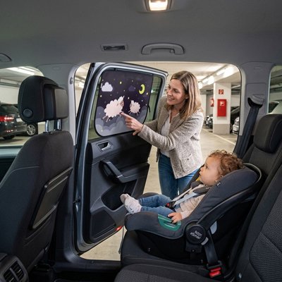 maman fixe pare soleil voiture bébé doudou sur vitre avec bébé