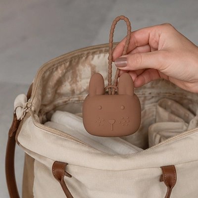 maman met boite a tetine​ hygiénique dans le sac