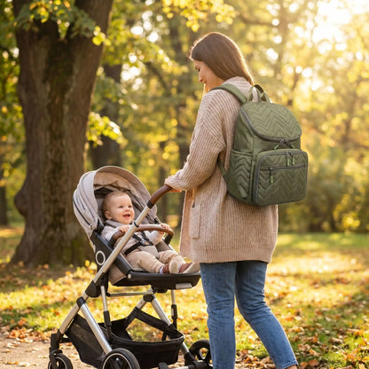 maman porte au dos le sac a langer bebe impermeable green avec bébé au parc