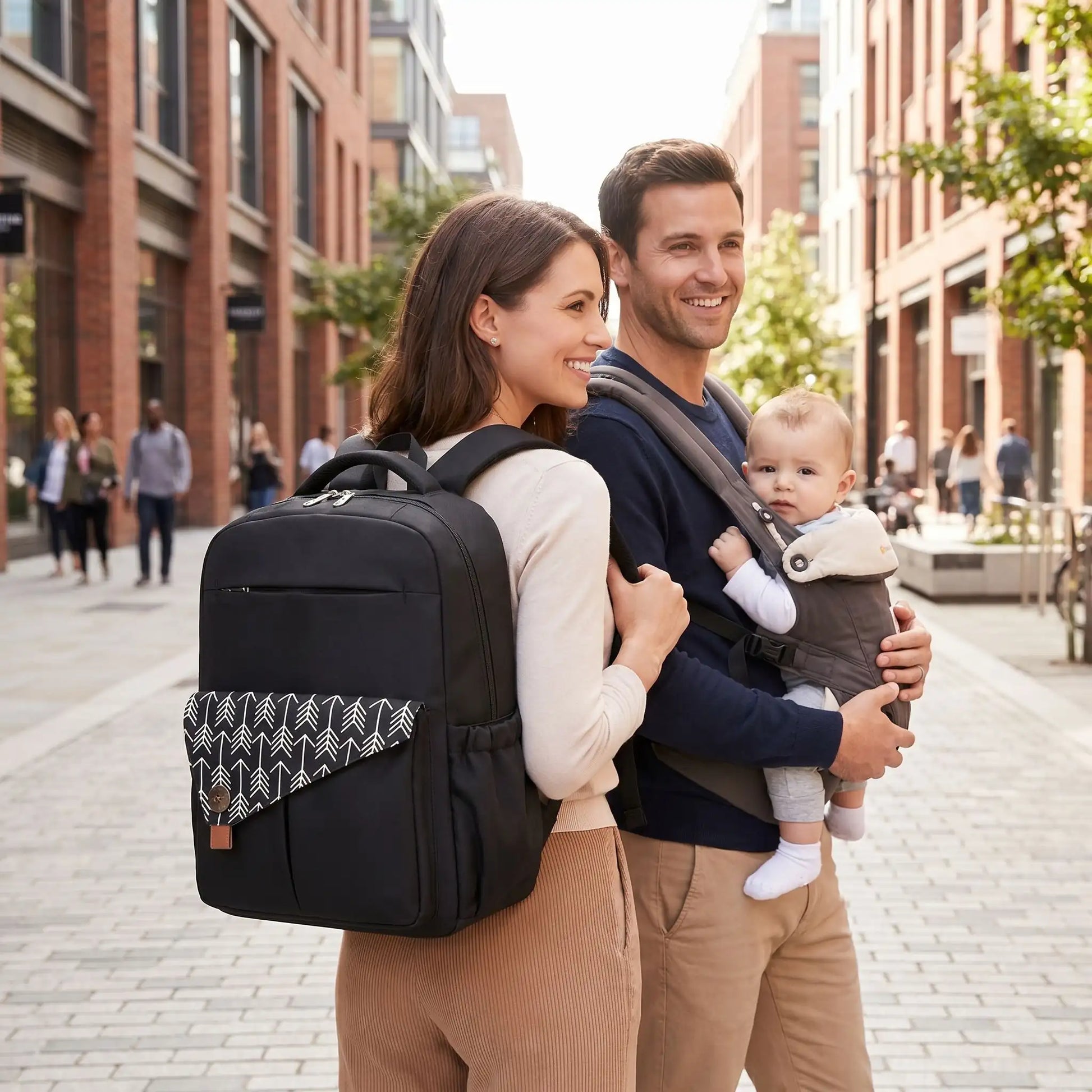 maman porte au dos sac a langer baby chic mommystar en ville avec papa et bébé