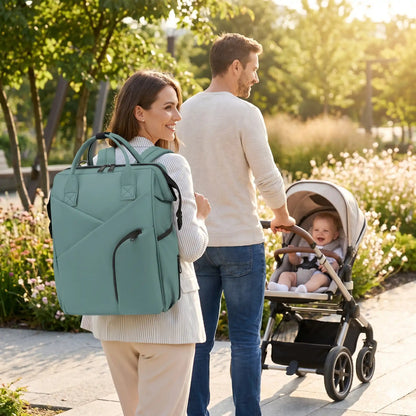 maman porte au dos sac à langer luxe momlight en ville avec bébé et papa