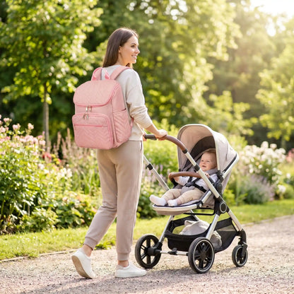 maman porte au dos sac à langer sac à dos imperméable star au parc avec bébé 