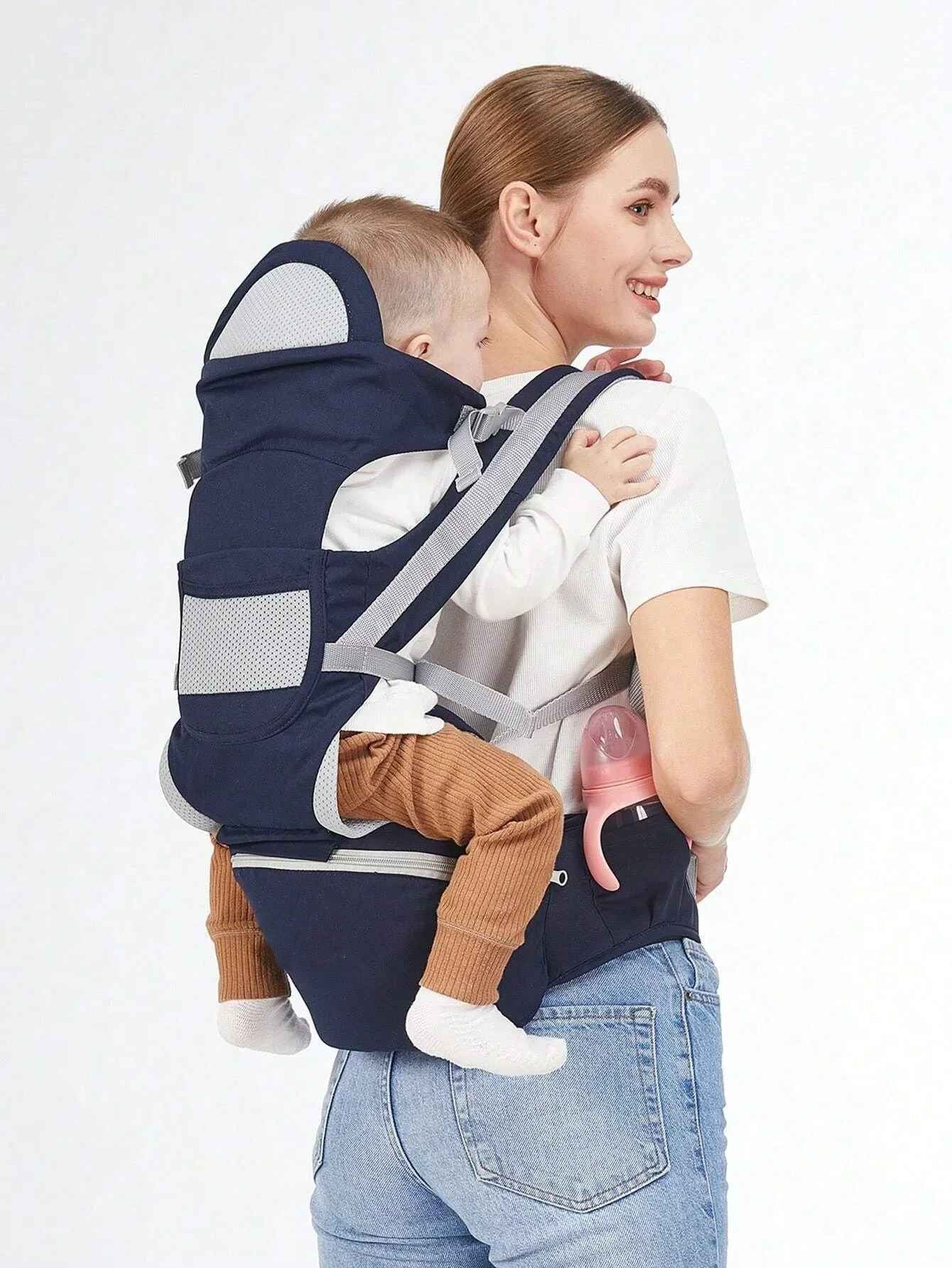maman porte bébé au dos dans porte-bébé physiologique comfortplus 