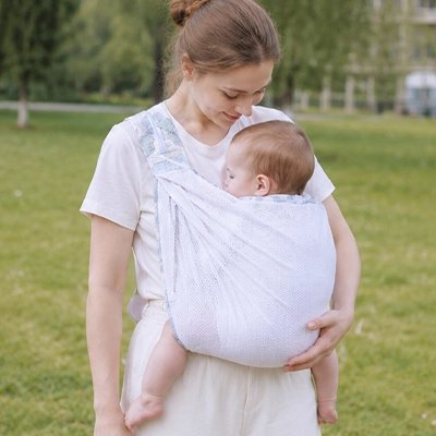 maman porte bébé dans echarpe de portage physio aisé en ville