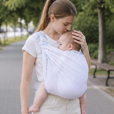 maman porte bébé dans echarpe de portage physio aisé 