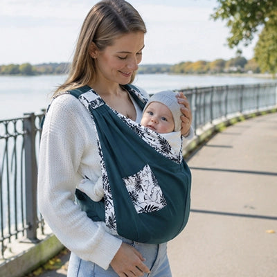 maman porte bébé dans echarpe de portage physio douce au parc