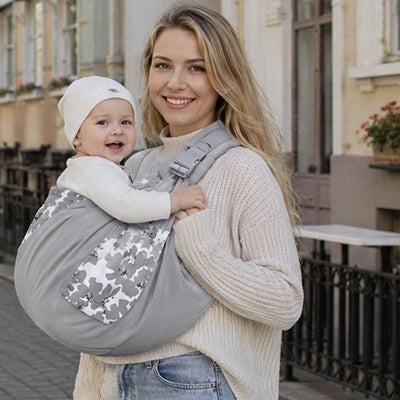 maman porte bébé dans echarpe de portage physio douce en ville