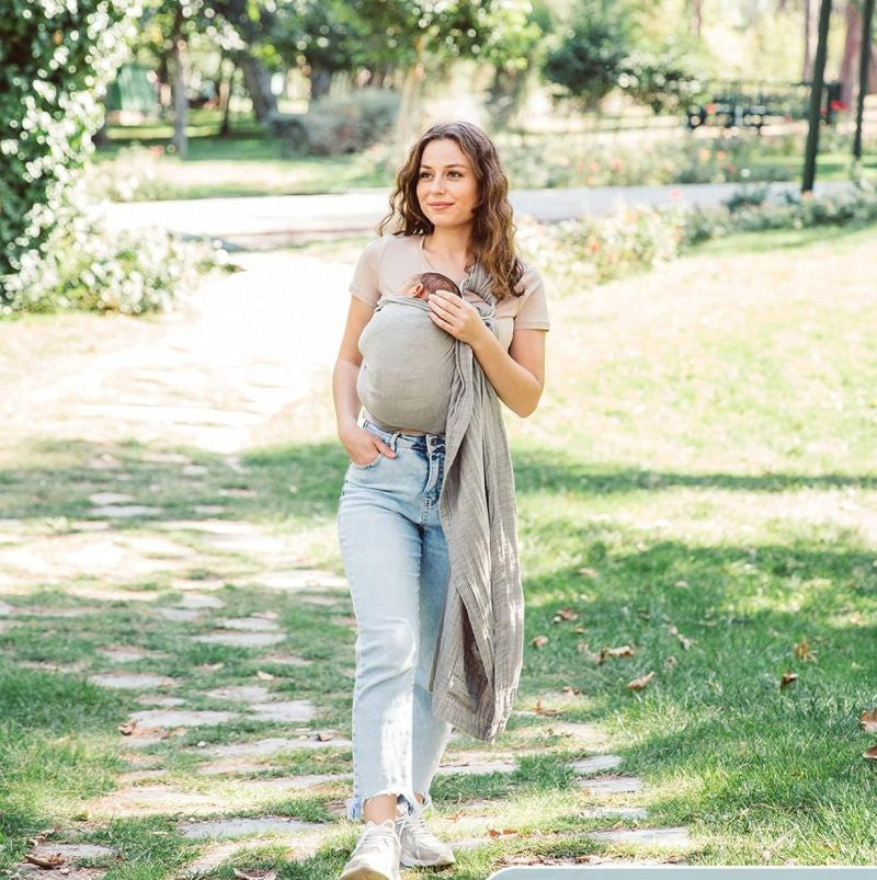 maman porte bébé dans foulard porte bébé ergosouple au parc