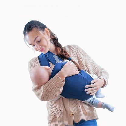 maman porte bébé dans porte bebe babycomfort