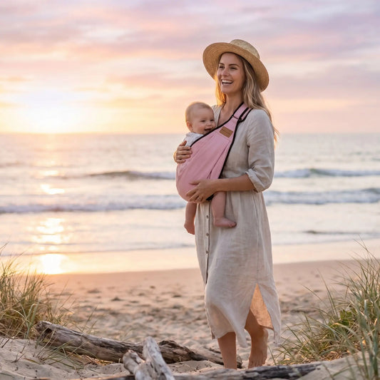 maman porte bébé dans porte bebe foulard babyrose sur la plage