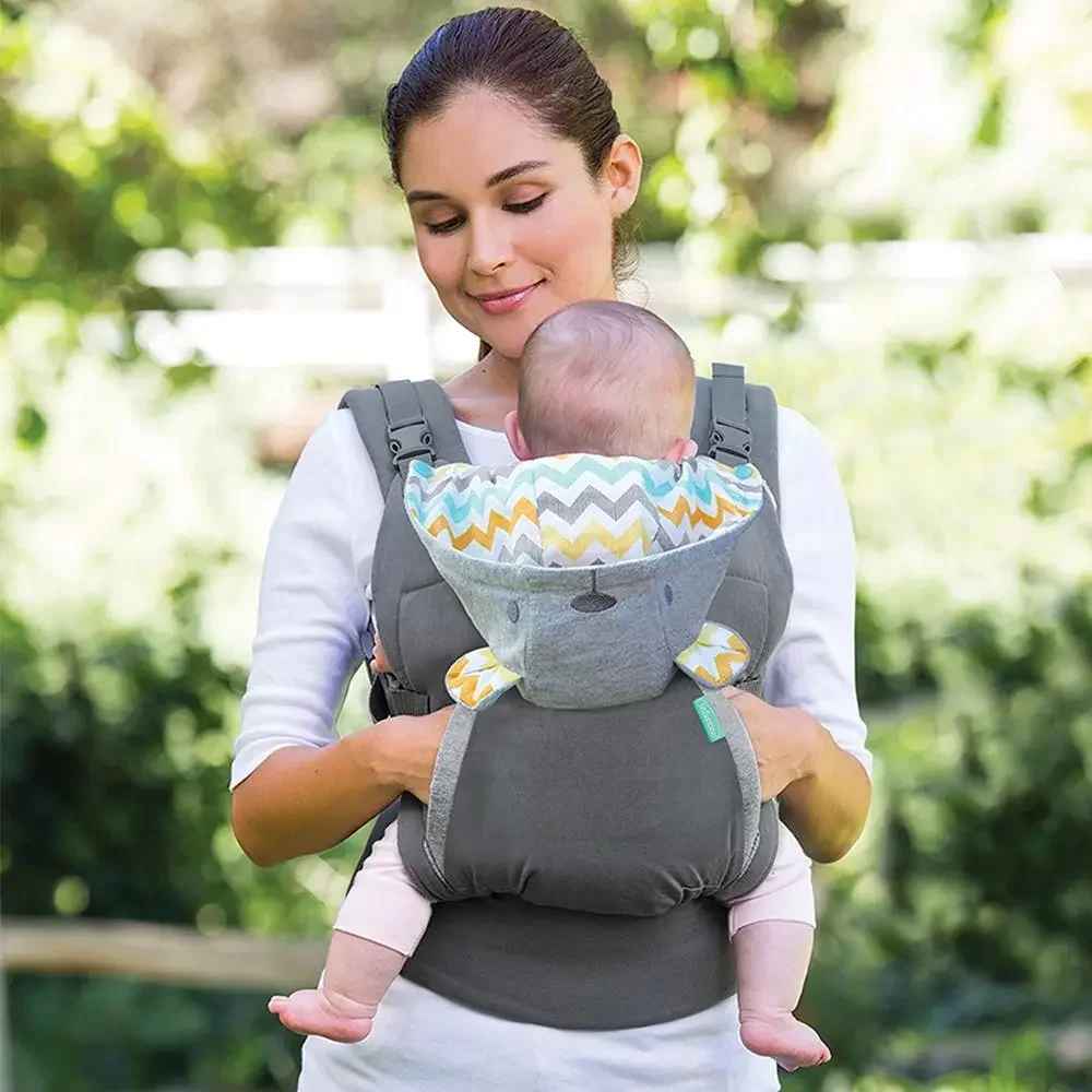 maman porte bébé dans porte bebe physio cosy ergonomique