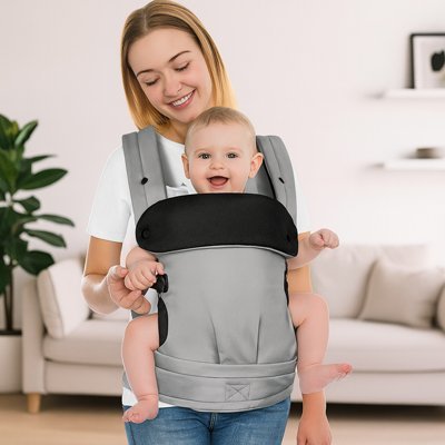 maman porte bébé dans porte bébé physio ergonomique